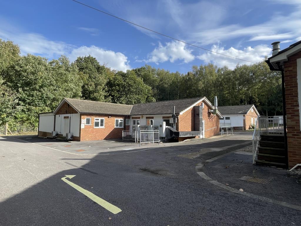 Lot: 10 - SUBSTANTIAL FORMER RESEARCH PREMISES IN 2.5 ACRES WITH OFFICES, LABORATORIES, WORKSHOPS AND STORES - General view of laboratories, offices & stores